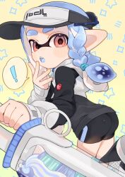 Rule 34 | !, 1girl, :o, ass, bike shorts, black jacket, blue hair, braid, decavitator (splatoon), eyebrow cut, highres, holding, holding weapon, inkling, inkling girl, inkling player character, jacket, long hair, looking at viewer, multicolored clothes, multicolored jacket, nintendo, open mouth, pointy ears, print headwear, red eyes, sahata saba, single braid, solo, splatoon (series), splatoon 3, spoken exclamation mark, star (symbol), teeth, tentacle hair, thick eyebrows, two-tone jacket, visor cap, weapon, white jacket, yellow background