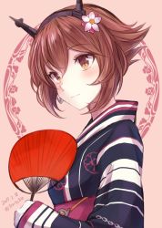 Rule 34 | 10s, 1girl, 2017, alternate eye color, anchor, anchor earrings, blue kimono, blush, brown eyes, brown hair, chrysanthemum, closed mouth, dated, earrings, floral print, flower, from side, gloves, hair between eyes, hair flower, hair ornament, hand fan, headgear, japanese clothes, jewelry, kabocha torute, kantai collection, kimono, long sleeves, looking at viewer, mutsu (kancolle), obi, paper fan, pink background, sash, short hair, smile, solo, striped clothes, striped kimono, twitter username, upper body, white gloves, wide sleeves, yukata