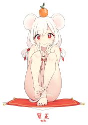 Rule 34 | 1girl, 2020, animal ears, blush, carpet, cloba, commentary, convenient leg, double v, feet, food, food on head, fruit, fruit on head, full body, highres, kouhaku nawa, long hair, looking at viewer, low twintails, mandarin orange, mouse ears, mouse girl, mouse tail, navel, nude, object on head, original, red eyes, rope, shimenawa, simple background, sitting, smile, solo, tail, toes, twintails, v, white background, white hair