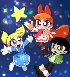 3girls black_footwear black_hair black_pants blonde_hair blossom_(ppg) blue_dress blue_eyes boots bow bubbles_(ppg) buttercup_(ppg) capelet christmas dress fang gloves green_eyes hair_bow hands_in_pockets highres hood hoodie jacket kim_crab long_hair multiple_girls open_mouth orange_hair pants pantyhose powerpuff_girls red_bow red_eyes scarf shoes short_hair short_twintails smile star_(symbol) teeth tomboy tongue twintails upper_body upper_teeth_only white_dress white_footwear white_gloves winter_clothes winter_gloves