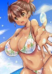 Rule 34 | 1girl, ahoge, bare arms, bare shoulders, bikini, blue sky, bow, breasts, brown hair, cleavage, collarbone, day, dutch angle, fang, floral print, foreshortening, hair between eyes, hair bow, hands up, highres, large breasts, navel, ocean, open mouth, orange eyes, original, outdoors, outstretched arms, sgwmanga, short hair, short ponytail, sky, smile, solo, splashing, standing, stomach, strap gap, swimsuit, tan, upper body, water, wet
