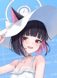 1girl animal_ears bare_shoulders black_hair blue_archive blush bow bowtie breasts cat_ears choker cleavage colored_inner_hair commentary_request day dress extra_ears halo hand_on_headwear hand_up hat highres kazusa_(blue_archive) looking_at_viewer multicolored_hair open_mouth outdoors pink_hair pink_halo rama_(yu-light8) red_eyes short_hair sky sleeveless sleeveless_dress smile solo three_quarter_view two-tone_hair upper_body white_bow white_dress white_hat yellow_choker