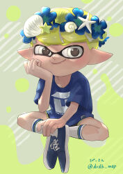 Rule 34 | 1boy, absurdres, blue footwear, blue shirt, closed mouth, commentary request, cross-laced footwear, green background, green hair, head wreath, highres, inkling, inkling boy, inkling player character, koyomi yamai, male focus, nintendo, pointy ears, print shirt, shirt, shoes, short hair, sitting, smile, socks, solo, splatoon (series), splatoon 3, tentacle hair, white eyes, white socks