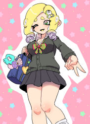 Rule 34 | 1girl, bag, black skirt, blonde hair, blue bag, breasts, cleavage, commentary request, dede (qwea 00000), eyelashes, fang, feet out of frame, gradient hair, green eyes, hair ornament, hairclip, holding, holding bag, large breasts, medium hair, multicolored hair, nintendo, octoling, octoling girl, octoling player character, one eye closed, open mouth, pink background, pleated skirt, purple hair, skirt, smile, solo, splatoon (series), splatoon 3, star (symbol), tentacle hair, thick eyebrows, two-tone hair, v