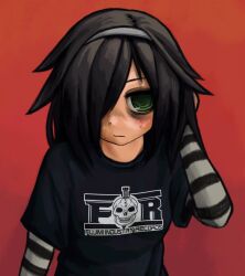 1girl bags_under_eyes black_hair black_shirt green_eyes grey_hairband hairband hand_in_own_hair highres kuroki_tomoko light_frown red_background shirt solo striped_sleeves sweat upper_body watashi_ga_motenai_no_wa_dou_kangaetemo_omaera_ga_warui! zoolpal