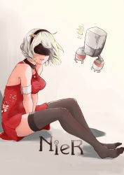 Rule 34 | 1girl, ^^^, absurdres, alternate costume, armband, arms between legs, bare shoulders, black thighhighs, blindfold, breasts, collar, copyright name, grey hair, highres, medium breasts, nier (series), nier:automata, pod (nier:automata), short hair, sketch, solo, thighhighs, v arms, white background, worini, 2b (nier:automata)