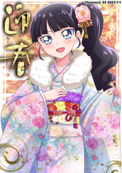 Rule 34 | 1girl, alternate hairstyle, black hair, blue eyes, blunt bangs, cowboy shot, dated, delicious party precure, egasumi, floral background, floral print, flower, fur scarf, furisode, hair flower, hair ornament, hair up, hand on own chest, hanzou, highres, japanese clothes, kasai amane, kimono, long sleeves, looking at viewer, multicolored clothes, multicolored kimono, nengajou, new year, obi, open mouth, pink flower, precure, print kimono, sash, side ponytail, smile, solo, standing, translated, twitter username, wide sleeves