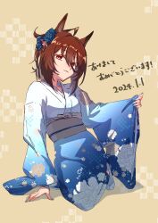 Rule 34 | 1girl, absurdres, agnes tachyon (umamusume), ahoge, alternate costume, animal ears, arm support, blue kimono, breasts, brown hair, closed mouth, dated, flower, full body, hair between eyes, hair flower, hair ornament, highres, horse ears, japanese clothes, kimono, kneeling, long sleeves, looking at viewer, new year, obi, red eyes, sash, short hair, small breasts, smile, socks, solo, umamusume, watou, wide sleeves, yellow background, yukata