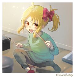 Rule 34 | 1girl, absurdres, aged down, ahoge, blonde hair, bocchi the rock!, border, bow, commentary request, drumsticks, green pants, green shirt, hair bow, highres, holding, holding drumsticks, ijichi nijika, indian style, indoors, kadokura (sushiu max), long sleeves, looking at viewer, one side up, open mouth, pants, pink eyes, polka dot, polka dot bow, red bow, shirt, short hair, sidelocks, sitting, smile, solo, twitter username, white border