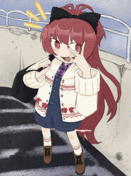 1girl artist_name bag black_bag black_bow blue_overalls bow cardigan commentary emphasis_lines fang hair_bow holding holding_bag long_hair looking_at_viewer mahou_shoujo_madoka_magica mahou_shoujo_madoka_magica_(anime) mdkm444 open_mouth overalls ponytail red_eyes red_hair sakura_kyoko shoulder_bag solo standing symbol-only_commentary v white_cardigan