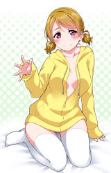 Rule 34 | 10s, 1girl, alternate hairstyle, bed sheet, blush, breasts, brown hair, collarbone, commentary request, drawstring, green background, halftone, halftone background, highres, hood, hood down, hooded jacket, jacket, koizumi hanayo, looking at viewer, love live!, love live! school idol project, no bra, no shoes, partially unzipped, purple eyes, short hair, short twintails, sitting, sleeves past wrists, small breasts, smile, solo, thighhighs, twintails, white thighhighs, yellow jacket, yopparai oni