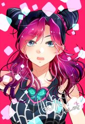 Rule 34 | 1girl, alternate hairstyle, black hair, blue eyes, braid, breasts, commentary request, dated, double bun, eyes visible through hair, hair bun, jojo no kimyou na bouken, korean commentary, kuujou jolyne, long hair, medium breasts, open mouth, pink hair, red background, solo, stone ocean, tianel ent, twitter username, upper body