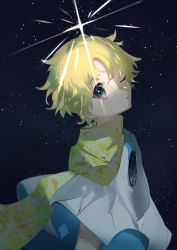 Rule 34 | 1boy, aonogura, baggy clothes, blonde hair, blue eyes, bright pupils, fate/grand order, fate/requiem, fate (series), from side, glowing, highres, light, looking at viewer, male focus, one eye closed, open mouth, parted bangs, scarf, short sleeves, sky, solo, space, star (sky), star (symbol), starry background, starry sky, upper body, voyager (fate), voyager (first ascension) (fate), yellow scarf