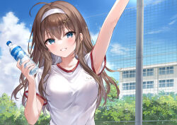 Rule 34 | 1girl, ahoge, arm up, blue eyes, blue sky, bottle, breasts, brown hair, building, cloud, commentary request, day, grin, gym shirt, hair between eyes, hair ornament, hairband, hairclip, hand up, head tilt, higeneko, holding, holding bottle, long hair, looking at viewer, medium breasts, novel illustration, official art, original, outdoors, shirt, short sleeves, sky, smile, solo, water bottle, white hairband, white shirt, x hair ornament