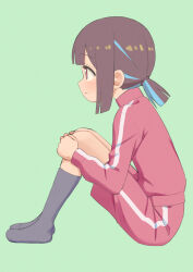 Rule 34 | 1girl, black socks, blunt bangs, blunt ends, brown eyes, brown footwear, commentary request, easy (aqk7bdqt), from side, full body, green background, gym shorts, hands on own knees, hozuki momiji, jacket, long sleeves, multicolored hair, no shoes, onii-chan wa oshimai!, profile, red jacket, red shorts, short hair, short ponytail, shorts, simple background, sitting, socks, solo, track jacket, two-tone hair