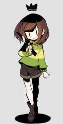 1other ankle_boots arm_at_side bob_cut boots brown_footwear brown_hair brown_shorts chara_(undertale) closed_mouth commentary_request crown fingernails floating_hat full_body green_sweater grey_background highres holding holding_knife knife nana_(a6829da2) other_focus short_hair shorts simple_background smile solo standing striped_clothes striped_sweater sweater turtleneck turtleneck_sweater two-tone_sweater undertale yellow_sweater |_|