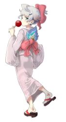 Rule 34 | 1girl, ahoge, aisha (sennen sensou aigis), alternate hairstyle, blush, bow, candy apple, eating, hand fan, floral print, food, from behind, full body, green eyes, grey hair, hachimitsucoffee, hair bow, hair ornament, hairclip, holding, holding food, japanese clothes, kimono, long sleeves, looking at viewer, looking back, obi, ponytail, profile, red bow, sandals, sash, sennen sensou aigis, short hair, short ponytail, simple background, solo, standing, white background, yukata