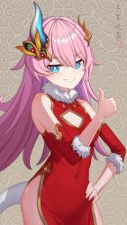 Rule 34 | 1girl, aliasing, bare shoulders, blue eyes, bow, brown background, china dress, chinese clothes, chinese text, dress, hair between eyes, hair bow, hair ornament, hand on own hip, highres, honkai (series), honkai impact 3rd, long hair, looking at viewer, pink hair, rozaliya olenyeva, smile, solo, tail, teeth, thumbs up, youtuou