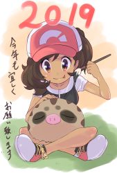 Rule 34 | 1girl, 2019, :p, baseball cap, brown eyes, brown hair, closed mouth, collarbone, commentary request, creatures (company), elaine (pokemon), eyelashes, game freak, gen 2 pokemon, grass, hat, highres, holding, holding paintbrush, looking down, nintendo, ohashi aito, paintbrush, painting (action), pokemon, pokemon (creature), pokemon lgpe, shirt, shoes, short sleeves, sitting, smile, sneakers, swinub, tongue, tongue out, translation request, white footwear