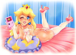 Rule 34 | 1girl, ass, bed, blonde hair, blowing kiss, blue eyes, breasts, choker, cleavage, crown, drawfag, earrings, elbow gloves, game boy, game boy (original), game boy color, gloves, handheld game console, high heels, jewelry, long hair, looking at viewer, lying, mario (series), medium breasts, mirnov, nintendo, nude, on stomach, one eye closed, pillow, pink lips, princess peach, smile, solo, super mario bros. 1, thighhighs