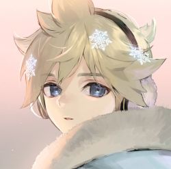 Rule 34 | 1boy, bad id, bad twitter id, blonde hair, blue eyes, coat, commentary, earmuffs, from behind, fur-trimmed coat, fur trim, half-closed eyes, kagamine len, light smile, looking at viewer, looking back, male focus, naoko (naonocoto), parted lips, portrait, short ponytail, snowflakes, solo, spiked hair, vocaloid