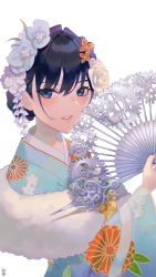 Rule 34 | 1girl, absurdres, artist logo, blue eyes, blue flower, blue nails, commentary, eyebrows hidden by hair, eyelashes, floral print, flower, fur trim, gears, hair between eyes, hair flower, hair ornament, hand fan, highres, holding, hololive, hololive english, japanese clothes, kimono, lips, looking at viewer, may.l, nail polish, official alternate costume, ouro kronii, ouro kronii (new year), rose, shadow, short hair, simple background, slit pupils, solo, teeth, upper body, virtual youtuber, white background, white flower, white rose