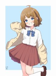 Rule 34 | 1girl, ahoge, blue background, blue bow, blue bowtie, blue eyes, blush, bow, bowtie, breast pocket, brown cardigan, brown footwear, brown hair, buttons, cardigan, commentary, dated, dot nose, flat chest, grin, hand up, highres, idolmaster, idolmaster million live!, inusoku, looking at viewer, medium hair, open cardigan, open clothes, pleated skirt, pocket, red skirt, shirt, sidelocks, skirt, smile, socks, solo, standing, standing on one leg, suou momoko, thighs, wavy hair, white shirt, white socks, wing collar
