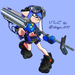 Rule 34 | 1boy, black footwear, blue background, blue eyes, blue hair, blue shirt, commentary request, e-liter 4k (splatoon), goggles, gun, highres, holding, holding gun, holding weapon, inkling, inkling boy, inkling player character, nintendo, rifle, shirt, shoes, simple background, smile, sniper rifle, solo, splatoon (series), striped clothes, striped shirt, weapon, xdies ds