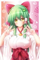 Rule 34 | 1girl, alternate costume, blush, bow, breasts, commentary request, double v, food, frog hair ornament, fruit, gradient background, green hair, hair between eyes, hair bow, hair ornament, hair tubes, hakama, hakama short skirt, hakama skirt, hands up, highres, japanese clothes, kimono, kochiya sanae, large breasts, long sleeves, looking at viewer, orange (fruit), orange background, osashin (osada), pink background, red bow, red skirt, sidelocks, skirt, smile, solo, touhou, upper body, v, white kimono, wide sleeves, yellow eyes