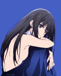 Rule 34 | 1girl, backless dress, backless outfit, black hair, blue background, blue dress, blue theme, breasts, dated, dress, from side, highres, inoue takina, knees up, long hair, looking at viewer, lycoris recoil, nii manabu, purple eyes, sideboob, signature, simple background, sitting, small breasts, solo