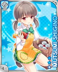 Rule 34 | 1girl, apron, blue background, bow, bowtie, brown hair, card (medium), checkered apron, checkered clothes, closed mouth, girlfriend (kari), green bow, groceries, kneeling, looking at viewer, official art, plaid, plaid skirt, pleated skirt, qp:flapper, red eyes, school uniform, shigino mutsumi, shirt, short twintails, silver hair, skirt, smile, socks, solo, twintails, white shirt, yellow apron