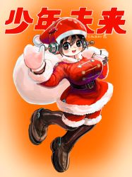 Rule 34 | 1girl, absurdres, black footwear, boots, breasts, brown eyes, brown hair, full body, gradient background, hai to hickory, hat, highres, huge breasts, knee boots, mittens, open mouth, orange background, original, round teeth, sack, santa boots, santa costume, santa hat, short hair, smile, solo, teeth, translation request, twitter username, white mittens