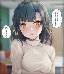 1girl arm_under_breasts blue_hair blurry blurry_background blush bow braid breasts commentary_request hair_bow highres idolmaster idolmaster_million_live! idolmaster_million_live!_theater_days indoors long_hair looking_at_viewer medium_breasts medium_hair nanao_yuriko open_mouth speech_bubble sweat sweater translation_request upper_body white_sweater yellow_bow yellow_eyes yuzuyu_(hyui)