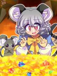 Rule 34 | 1girl, animal ear fluff, animal ears, basket, blue capelet, blue gemstone, blush, bow, bowtie, capelet, commentary, dated, english commentary, flat chest, gem, gold, green gemstone, grey hair, long sleeves, mouse (animal), mouse ears, mouse girl, mouse tail, nazrin, open mouth, red eyes, red gemstone, rhythm pagi, round teeth, shirt, short hair, smile, solo, sparkle, tail, teeth, touhou, treasure, upper body, white shirt, yellow bow, yellow bowtie