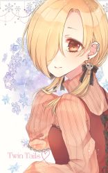 Rule 34 | 1girl, black ribbon, blonde hair, earrings, hair ornament, hair over one eye, hair ribbon, highres, idolmaster, idolmaster cinderella girls, idolmaster cinderella girls starlight stage, jewelry, long hair, looking at viewer, low twintails, orange sweater, red eyes, ribbed sweater, ribbon, shirasaka koume, skull hair ornament, sleeves past fingers, sleeves past wrists, smile, solo, striped clothes, striped sweater, sweater, twintails, upper body, yo (fu kumask)