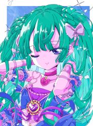 Rule 34 | 1girl, absurdres, adjusting hair, bare shoulders, blue background, blunt bangs, bow, bracelet, choker, closed mouth, commentary request, crop top, green hair, hair bow, hands in hair, hands up, heart, heart choker, highres, holding own hair, idol clothes, jewelry, long hair, looking at viewer, milon cas, one eye closed, pink choker, pink lips, pretty series, pripara, purple bow, purple eyes, retro artstyle, smile, solo, sparkle, tsukikawa chili, two side up, upper body