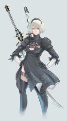Rule 34 | 1girl, a ichiro, black hairband, black thighhighs, blue eyes, feather-trimmed sleeves, feet out of frame, grey background, hairband, hands on own hips, nier:automata, nier (series), short hair, simple background, solo, sword, thighhighs, weapon, weapon on back, white hair, 2b (nier:automata)