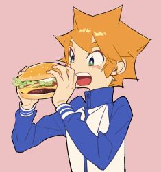 Rule 34 | 1boy, blonde hair, cheese, food, green eyes, burger, hikami no crown, holding, holding food, lettuce, long sleeves, male focus, open mouth, pink background, short hair, simple background, smile, solo, tayama midori, upper body