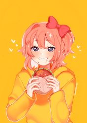 Rule 34 | 1girl, artist name, blue eyes, bow, burger, commentary, doki doki literature club, english commentary, food, food on face, grin, hair between eyes, hair bow, heart, heart-shaped pupils, highres, hood, hood down, hoodie, long sleeves, looking at viewer, making-of available, one side up, outline, pink hair, red bow, savi (byakushimc), sayori (doki doki literature club), short hair, simple background, smile, solo, sparkle, symbol-shaped pupils, upper body, white outline, yellow background, yellow hoodie