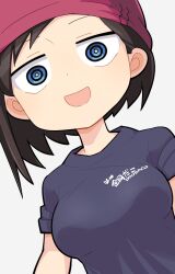 Rule 34 | 1girl, beanie, black shirt, blue eyes, boku no kokoro no yabai yatsu, breasts, bright pupils, brown hair, commentary request, dutch angle, grey background, hat, hospital king, ichikawa kana, looking at viewer, medium breasts, open mouth, red hat, ringed eyes, shirt, short bangs, short hair, short sleeves, simple background, smile, solo, upper body, white pupils