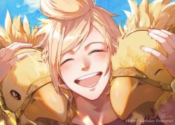 Rule 34 | 1boy, artist name, blonde hair, blue sky, blush, character name, chocobo, closed eyes, facing viewer, final fantasy, final fantasy xv, freckles, grey shirt, happy birthday, hinoe (dd works), lower teeth only, male focus, open mouth, outdoors, prompto argentum, shirt, short hair, sky, smile, swept bangs, teeth, upper teeth only