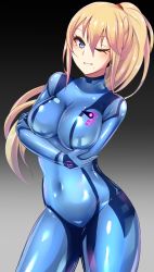 Rule 34 | 1girl, arms under breasts, blonde hair, blue bodysuit, blue eyes, blush, bodysuit, breasts, cleavage, commentary request, covered navel, eyelashes, highres, ibusuki, large breasts, latex, latex bodysuit, long hair, looking at viewer, metroid, metroid: zero mission, mole, mole under mouth, nintendo, one eye closed, ponytail, samus aran, smile, solo, tight clothes, zero suit