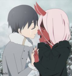 Rule 34 | 10s, 1boy, 1girl, aged down, black cloak, black hair, blue eyes, cloak, closed eyes, coat, colored skin, couple, crying, darling in the franxx, fur trim, green eyes, grey coat, hand grab, hetero, highres, hiro (darling in the franxx), hood, hooded cloak, horns, interlocked fingers, long hair, oni horns, parka, pink hair, red horns, red skin, s4chi, short hair, signature, spoilers, tears, winter clothes, winter coat, zero two (darling in the franxx)