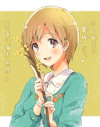 Rule 34 | 1girl, aiba yumi, blonde hair, blue jacket, blue sleeves, border, brown eyes, buttons, collared shirt, commentary request, eyelashes, floral print, flower, highres, holding, holding brush, idolmaster, idolmaster cinderella girls, jacket, letterboxed, light blush, long sleeves, musical note, open mouth, outside border, shirt, short hair, simple background, smile, solo, sweater jacket, translation request, upper body, white border, white shirt, witoi (roa), yellow background, yellow flower