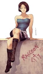 Rule 34 | 1girl, bare arms, bare shoulders, black skirt, blue eyes, boots, breasts, brown hair, cleavage, commentary, crossed legs, english commentary, ericson blum, full body, hand up, highres, jill valentine, looking at viewer, medium breasts, resident evil, resident evil 3, resident evil 3: nemesis, shirt, short hair, sitting, sitting on wall, skirt, smirk, solo, strapless, strapless shirt, tied sweater