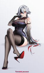 1girl arlecchino_(genshin_impact) black_eyes black_hair breasts covered_navel crossed_legs genshin_impact grey_hair hair_between_eyes high_heels highres legs long_hair looking_at_viewer low_ponytail multicolored_hair red_hair red_pupils sitting smile solo streaked_hair symbol-shaped_pupils thick_thighs thighs tomatolaccoon white_hair x-shaped_pupils