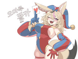 Rule 34 | 1girl, ;d, absurdres, ahoge, animal ear fluff, animal ears, asymmetrical gloves, blonde hair, blue gloves, blush, bow, braid, breasts, card, cocomayo29 (tomato), cosplay, cowboy shot, detached sleeves, fox ears, fox tail, gloves, hair bow, hand on own hip, hat, highres, holding, holding card, hololive, jester cap, korean text, large breasts, long hair, long sleeves, mismatched gloves, multicolored hair, omaru polka, one eye closed, open mouth, pomni (the amazing digital circus), pomni (the amazing digital circus) (cosplay), purple eyes, red gloves, sideboob, simple background, skindentation, smile, solo, standing, streaked hair, tail, the amazing digital circus, thigh strap, translation request, two-tone leotard, virtual youtuber, white background