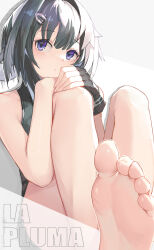 Rule 34 | 1girl, absurdres, arknights, bare shoulders, barefoot, black gloves, black hair, blue eyes, character name, closed mouth, feather hair, feet, fingerless gloves, foot focus, foot out of frame, foreshortening, gloves, hair intakes, highres, knees up, la pluma (arknights), looking at viewer, nanami kazuki, short hair, simple background, sitting, sleeveless, soles, solo, toe scrunch, toenails, toes, white background