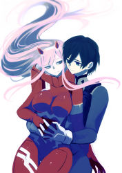Rule 34 | 10s, 1boy, 1girl, black hair, bodysuit, breasts, darling in the franxx, green eyes, hairband, highres, hiro (darling in the franxx), holding hands, horns, interlocked fingers, large breasts, long hair, oroneko, pilot suit, pink hair, red bodysuit, short hair, simple background, white background, zero two (darling in the franxx)