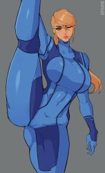 Rule 34 | 1girl, absurdres, arm up, artist name, blonde hair, blue eyes, bodysuit, breasts, cameltoe, closed mouth, collarbone, covered collarbone, covered navel, grey background, hair between eyes, highres, large breasts, leg up, long hair, looking at viewer, metroid, mole, mole under mouth, nintendo, one eye closed, samus aran, simple background, solo, split, standing, standing on one leg, standing split, tight clothes, turtleneck, zero suit, zpark